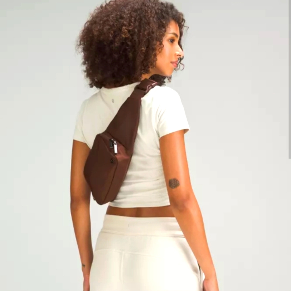 Lululemon everywhere sling bag 2.5 L NWT
